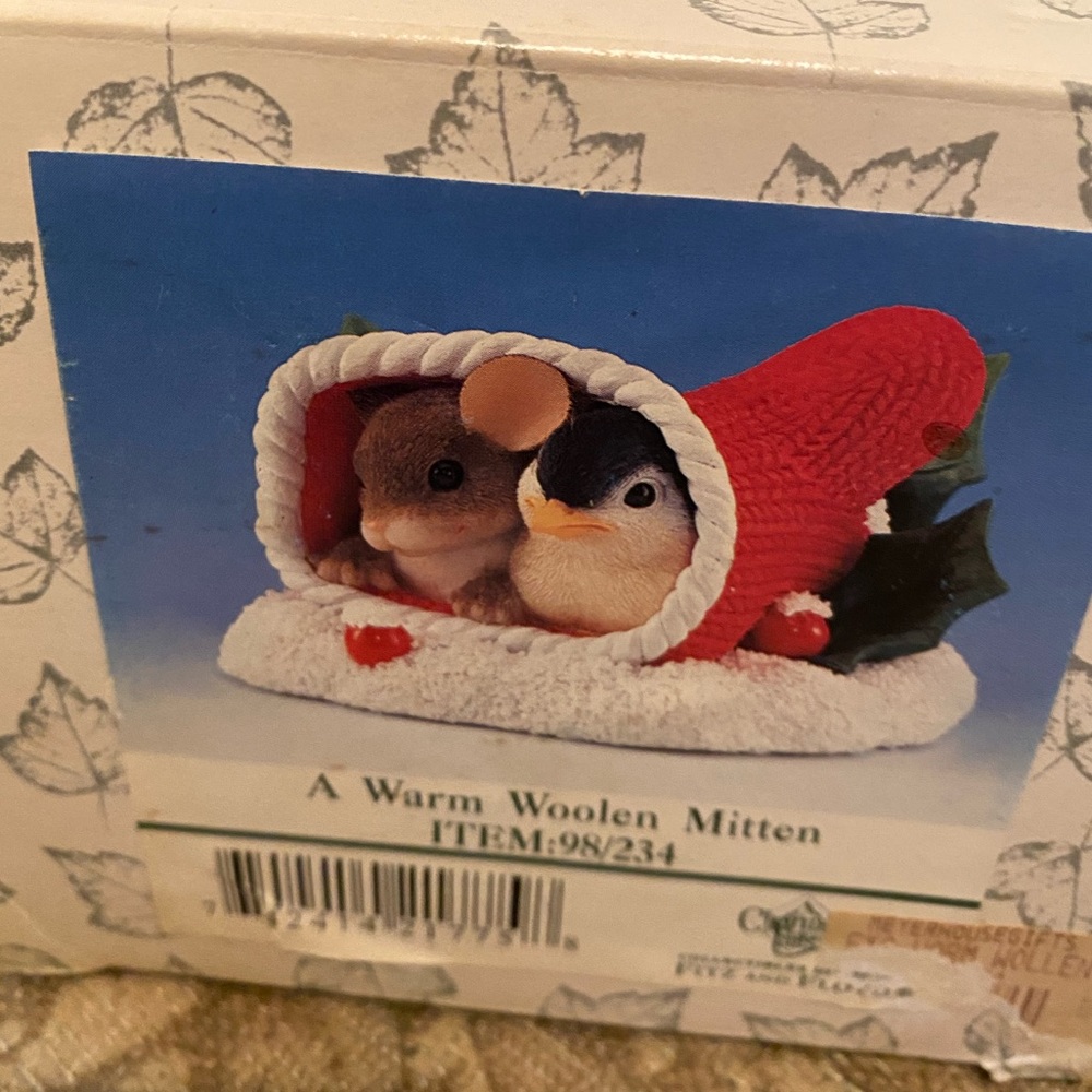 Charming Tails Warm Woolen Mitten